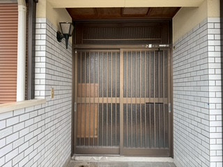 有明トーヨーの補助金で玄関もリフォームの施工前の写真1