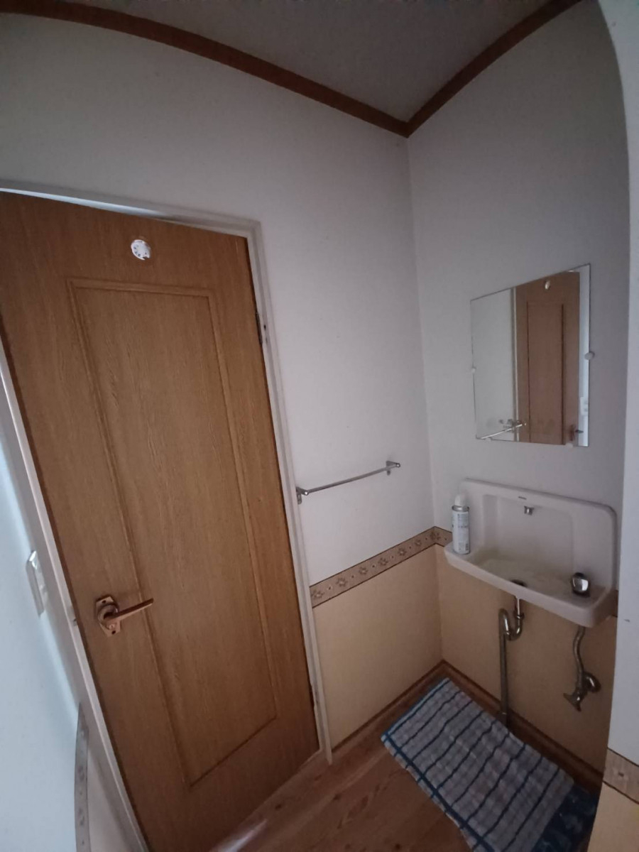 有明トーヨーの介護の為にトイレ広くしたよ～の施工前の写真1