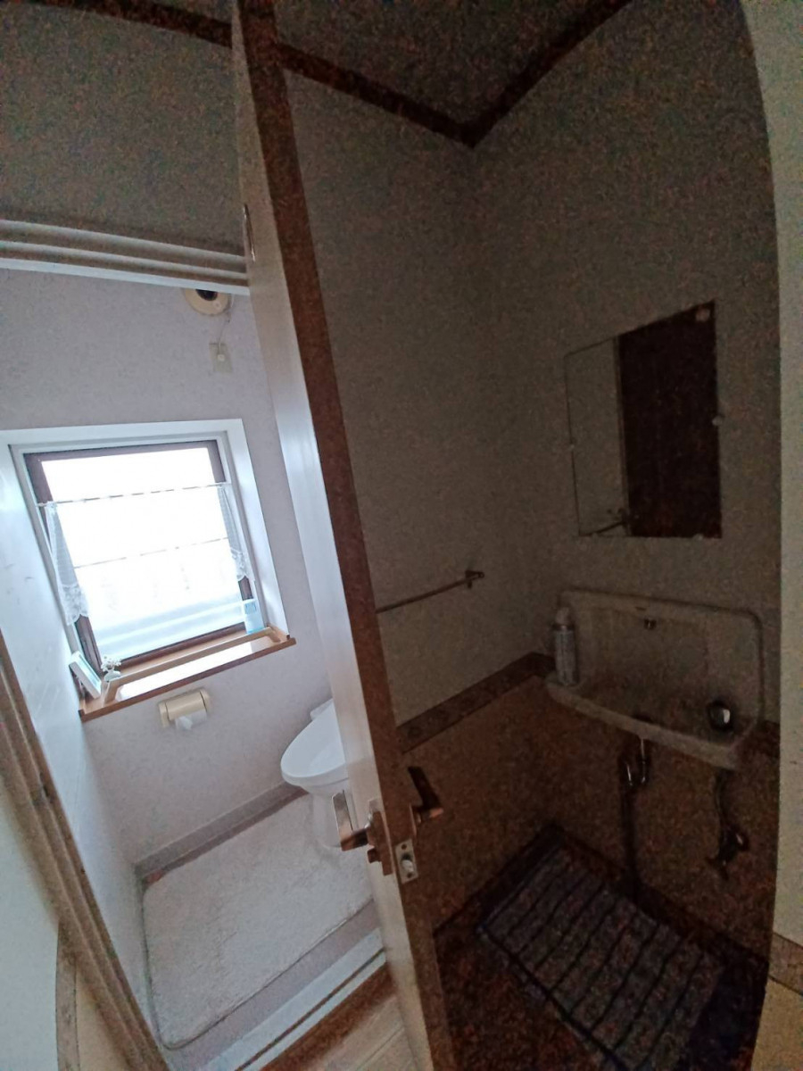 有明トーヨーの介護の為にトイレ広くしたよ～の施工前の写真2